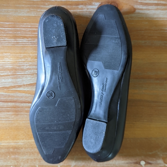 Black Almond Toe Pumps - Picture 4 of 7